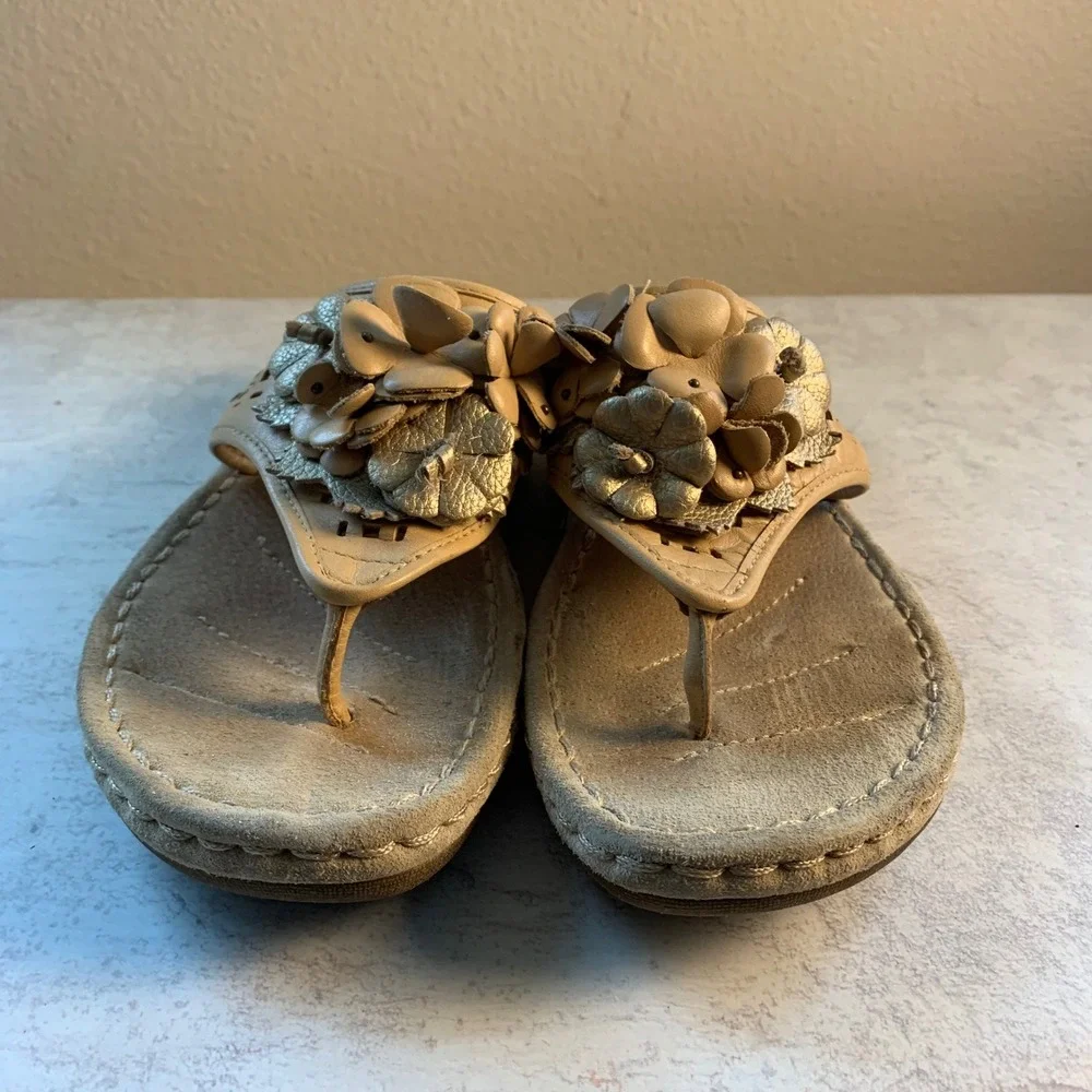 Clarks 8M Artisan‎ Leather Thong Wedge Sandals Tan Gold Floral Applique 26068592